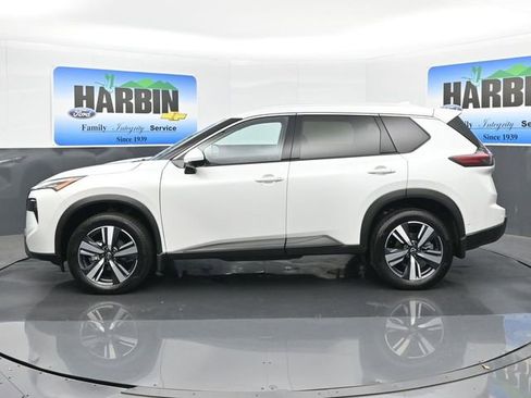 Used 2024 Nissan Rogue SL image 2