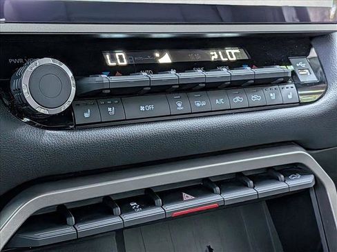 Used 2025 Toyota Tundra Limited AWD/4WD image 8