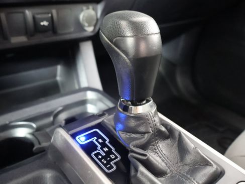 Used 2020 Toyota Tacoma SR5 AWD/4WD image 37
