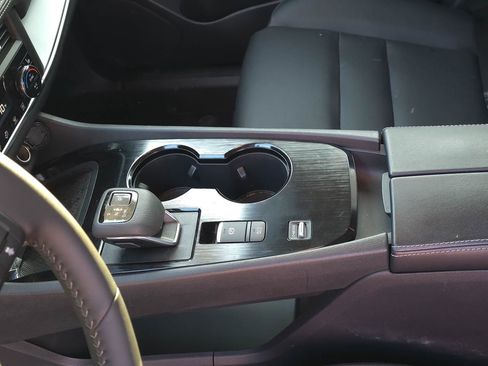 Used 2025 Nissan Rogue SV w/ SV Premium Package image 14