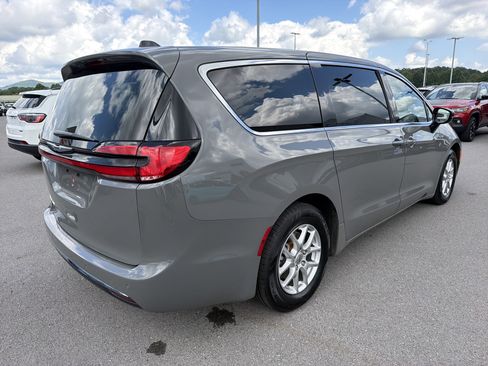 Used 2025 Chrysler Pacifica Select FWD image 6