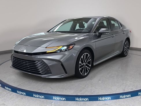 Used 2025 Toyota Camry XLE image 1