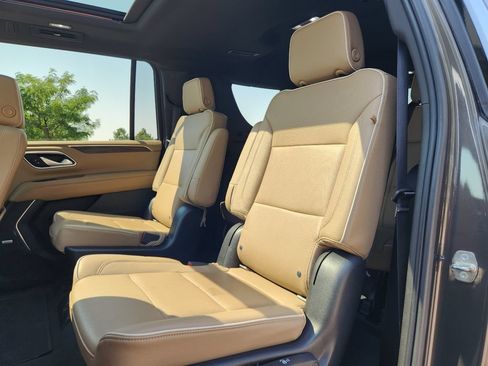Used 2021 Chevrolet Suburban Premier w/ Premium Package AWD/4WD image 4