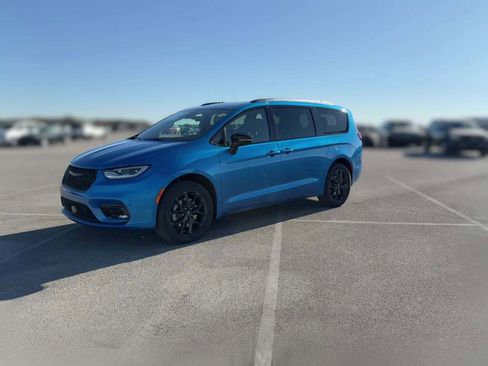 New 2026 Chrysler Pacifica Limited w/ S Appearance Package image 4