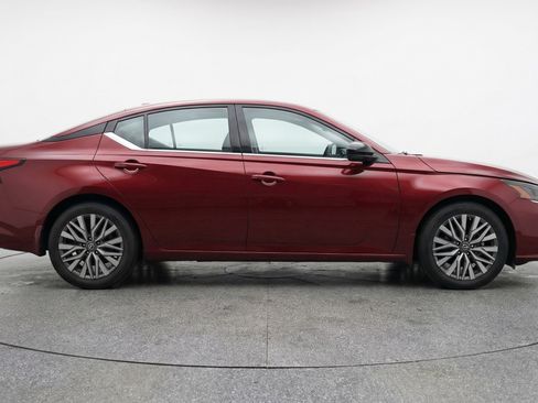 Used 2025 Nissan Altima 2.5 SV FWD image 11