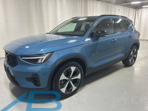 Used 2025 Volvo XC40 B5 Plus AWD/4WD image 1
