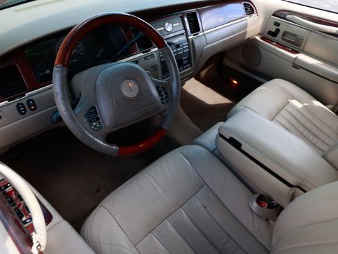 Used 2003 Lincoln Town Car Signature image 4
