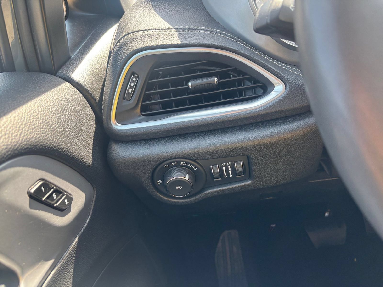 Used 2025 Chrysler Pacifica Limited FWD image 38