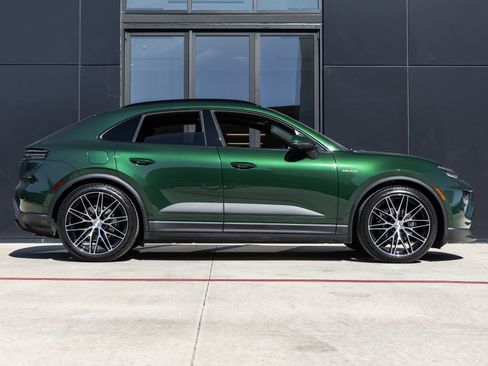 Certified 2025 Porsche Macan Electric RWD image 12