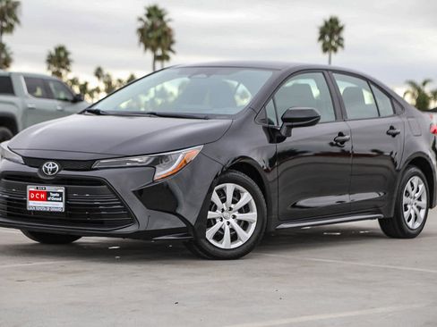 Certified 2025 Toyota Corolla LE image 1