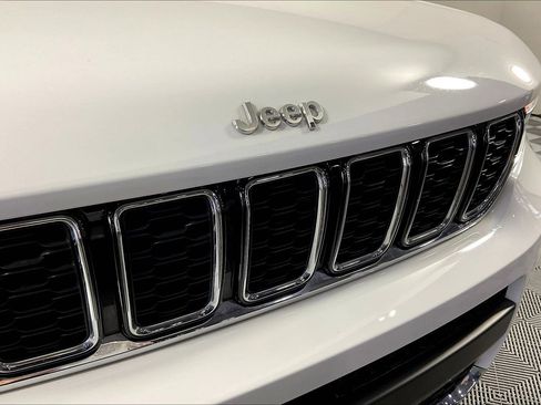 Used 2023 Jeep Grand Cherokee L Limited AWD/4WD image 32