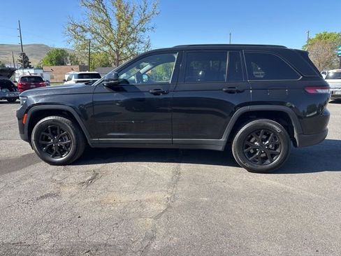 Used 2024 Jeep Grand Cherokee Laredo AWD/4WD image 1