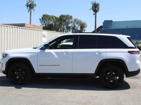 Used 2025 Jeep Grand Cherokee Altitude RWD image 7