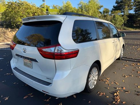 Used 2015 Toyota Sienna XLE image 5