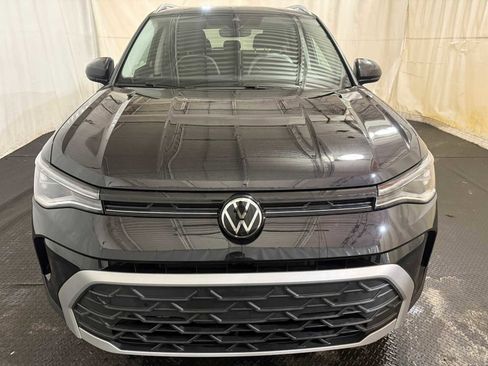 Certified 2025 Volkswagen Taos SE w/ Panoramic Sunroof Package image 3