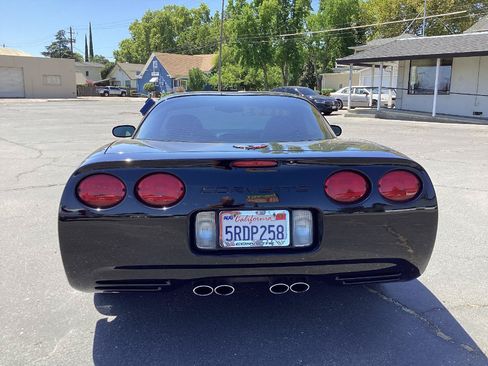 Used 2004 Chevrolet Corvette Coupe w/ Roof Package RWD image 7
