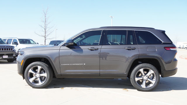 New 2026 Jeep Grand Cherokee Limited w/ Luxury Tech Group II RWD image 3