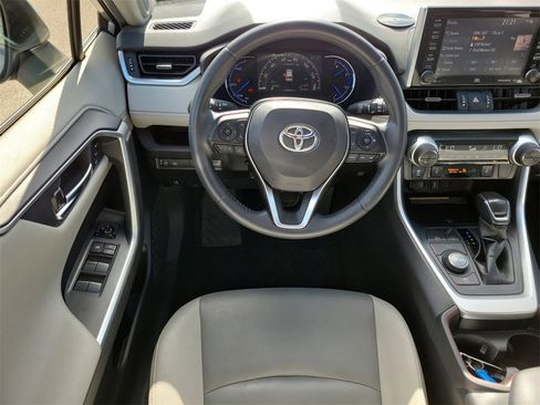 Used 2020 Toyota RAV4 Limited image 14