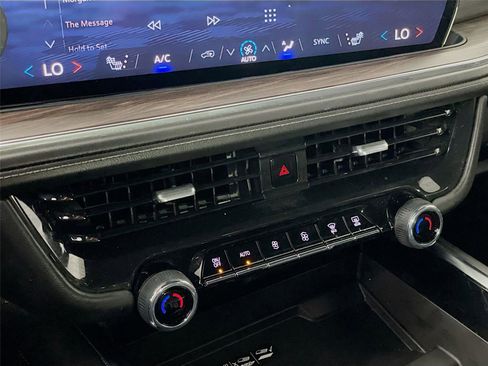 Used 2025 Chevrolet Suburban LT w/ Comfort Package image 20