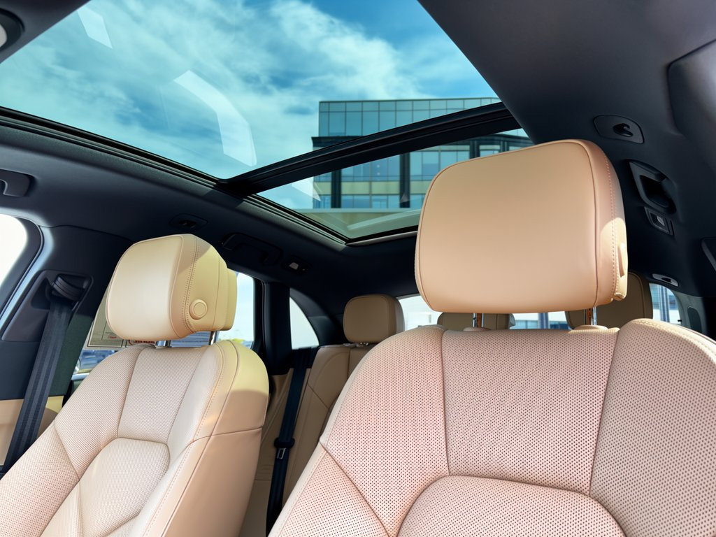 Certified 2024 Porsche Macan AWD/4WD image 27