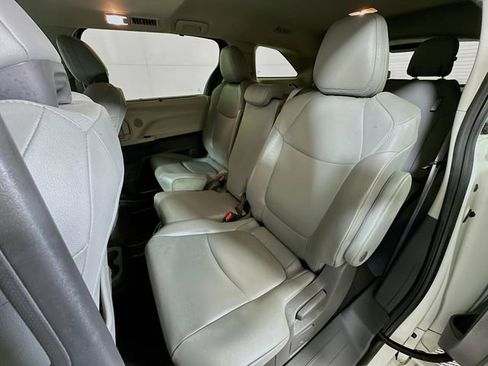 Used 2021 Toyota Sienna XLE image 22
