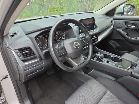Certified 2025 Nissan Rogue SV FWD image 17