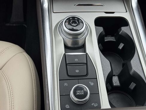 Used 2023 Ford Explorer Platinum w/ Technology Package AWD/4WD image 6