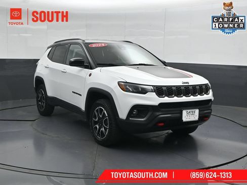 Used 2024 Jeep Compass Trailhawk AWD/4WD image 4