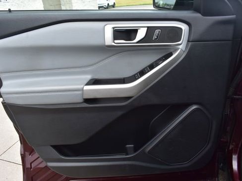 Used 2022 Ford Explorer XLT w/ Equipment Group 202A AWD/4WD image 19