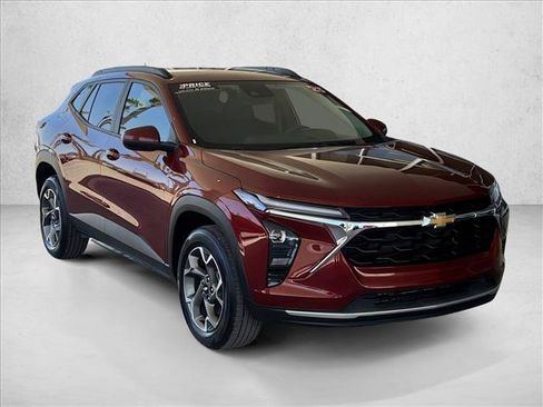 Used 2025 Chevrolet Trax LT FWD image 5