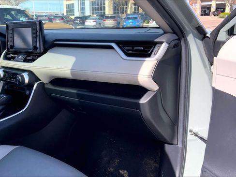 Used 2021 Toyota RAV4 XLE Premium image 17