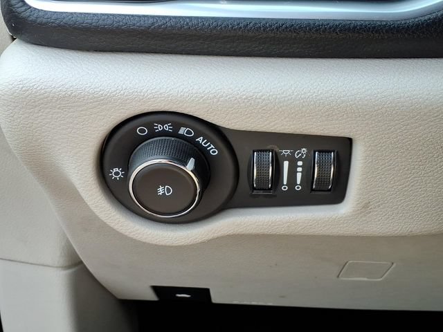 Used 2023 Chrysler Pacifica Limited FWD image 21