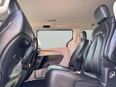 Used 2023 Chrysler Pacifica Touring-L image 14