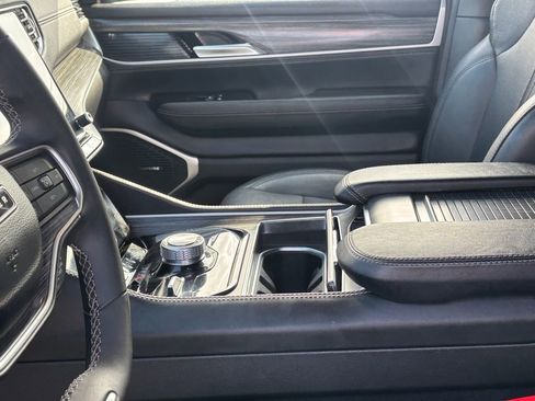 Used 2024 Jeep Wagoneer Series II w/ Flexible Seating Group image 9