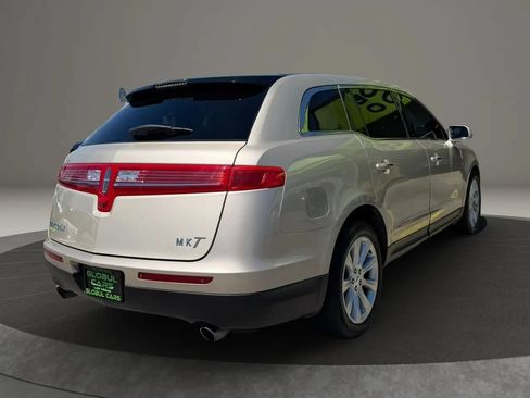 Used 2017 Lincoln MKT AWD image 5