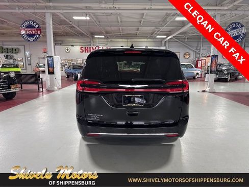 Used 2024 Chrysler Pacifica Touring image 4