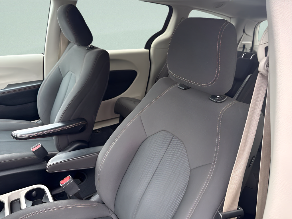 Used 2017 Chrysler Pacifica Touring FWD image 15