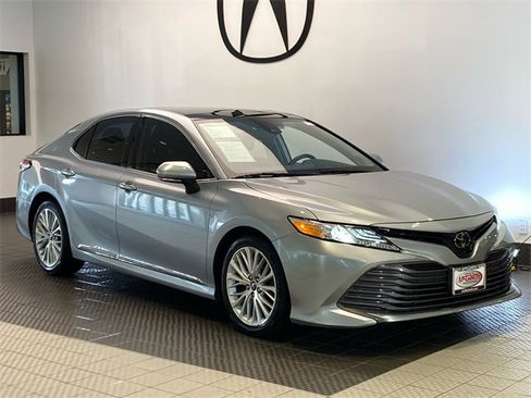 Used 2020 Toyota Camry XLE image 2