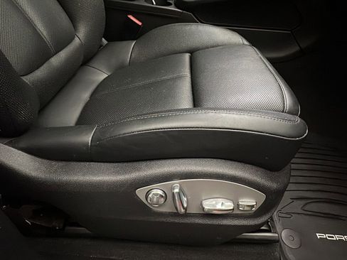 Used 2023 Porsche Macan image 18