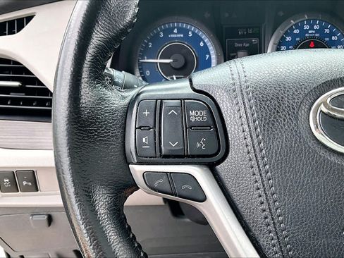 Used 2020 Toyota Sienna XLE Premium FWD image 22