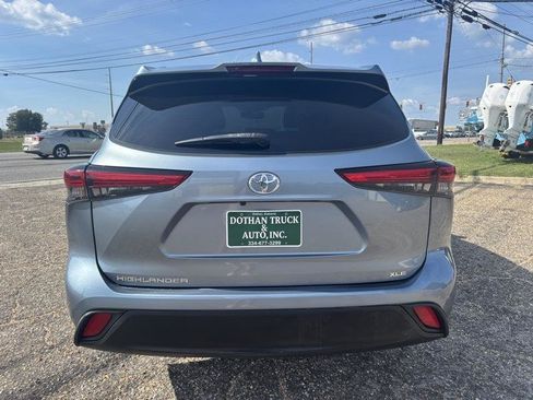 Used 2021 Toyota Highlander XLE FWD image 4