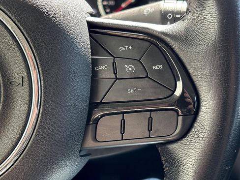 Used 2018 Jeep Renegade Altitude w/ UConnect 8.4 Nav Group FWD image 30