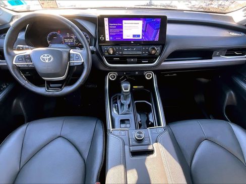 Used 2025 Toyota Grand Highlander AWD image 14