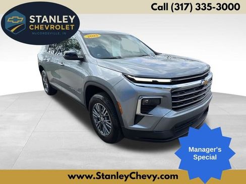 Used 2025 Chevrolet Traverse LT FWD image 1