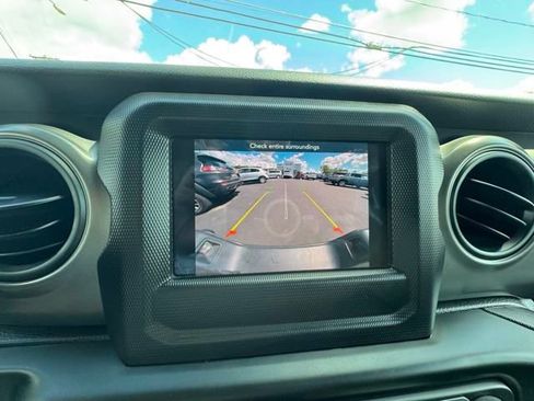 Used 2022 Jeep Gladiator Sport image 21
