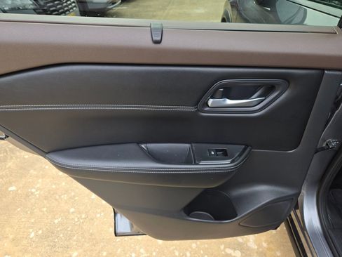 Used 2022 Nissan Rogue SV w/ SV Premium Package FWD image 15