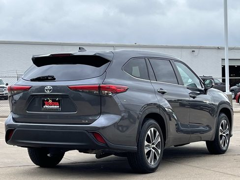 Used 2023 Toyota Highlander XLE FWD image 4