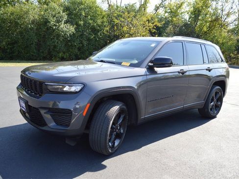 Used 2023 Jeep Grand Cherokee Altitude image 9