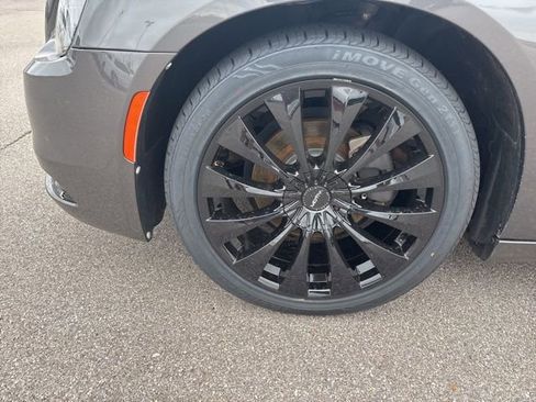 Used 2018 Chrysler 300 S RWD image 10