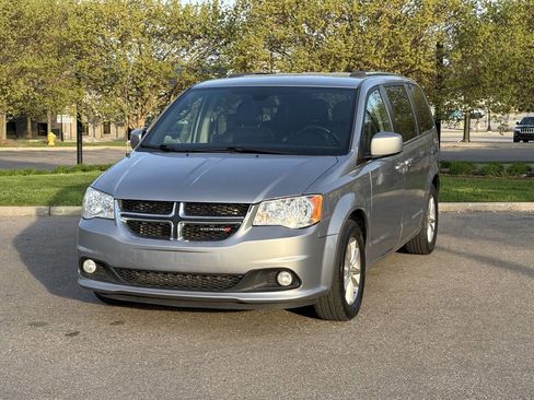 Used 2019 Dodge Grand Caravan SXT FWD image 4